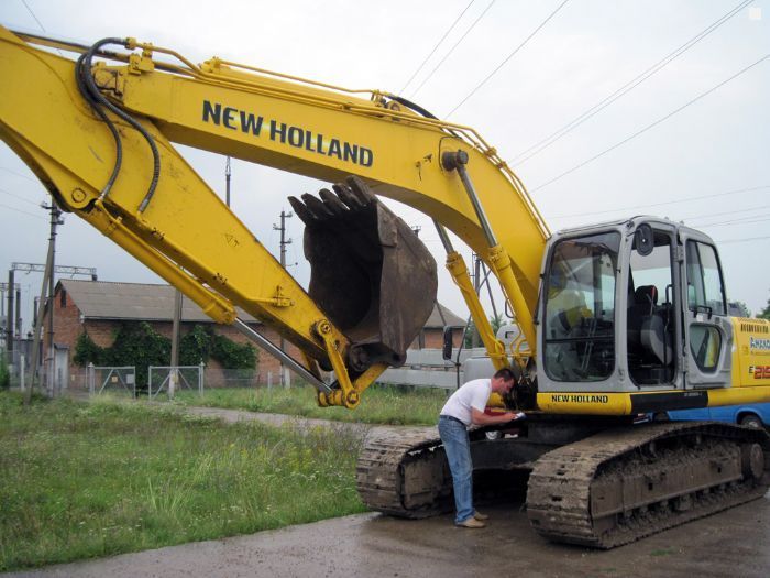 NEW HOLLAND KOBELCO E215B